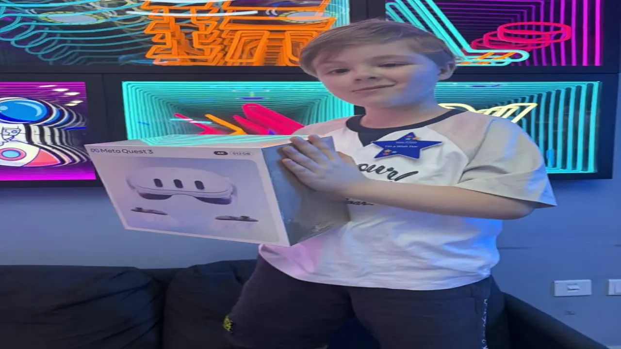طفل يتحقق حلمه بجهاز ألعاب إلكتروني جديد